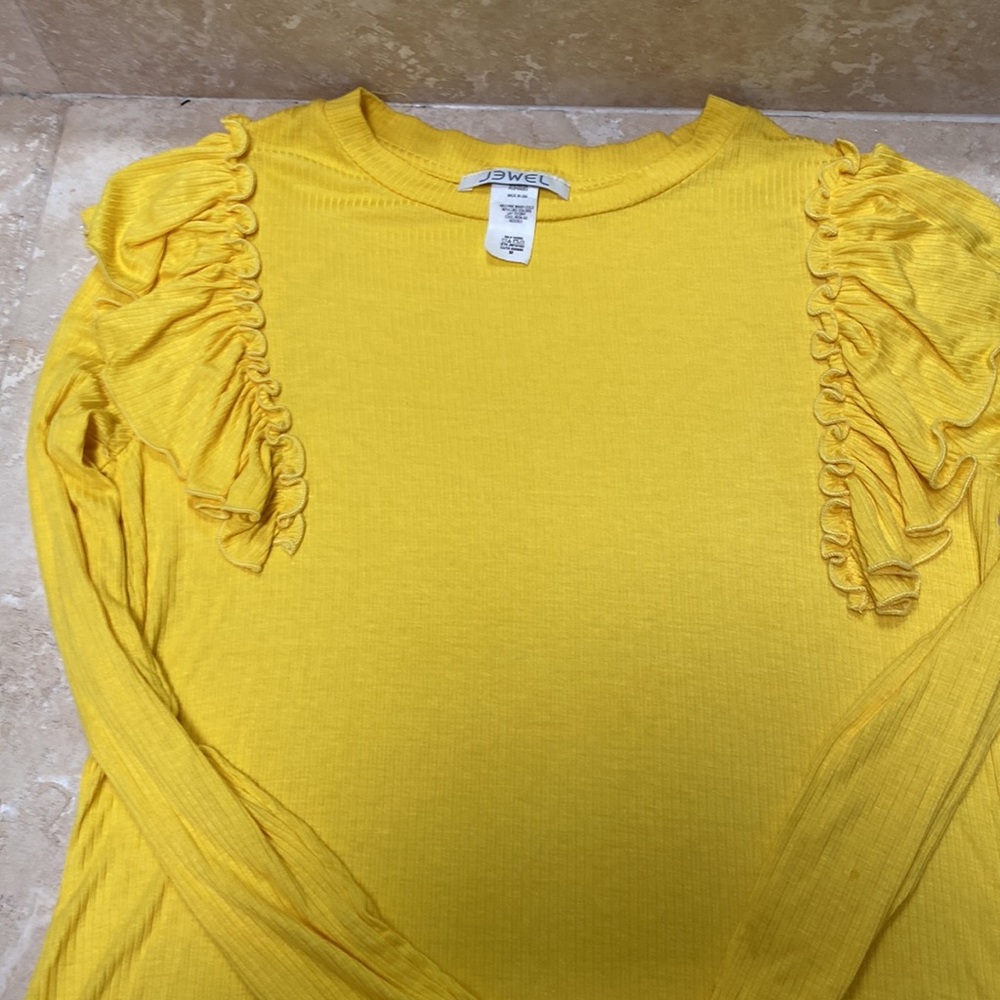 Ribbed Long Sleeved blouse. Gold NWT Size Medium